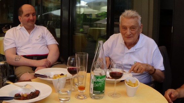 Robert et Jean-Paul, heureux de pouvoir partager un repas côte à côte